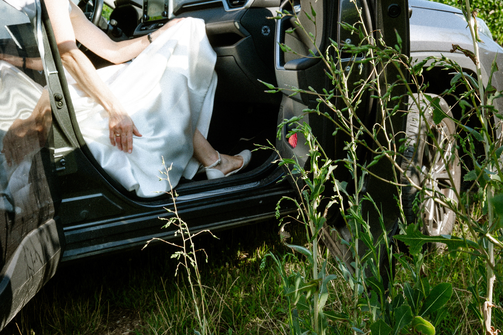 Detailaufnahme der Brautschuhe auf grüner Wiese Brautschuhe im Detail auf einer frischen grünen Wiese fotografiert Hochzeitsdetail: Brautschuhe auf Gras im natürlichen Licht Elegante Brautschuhe auf einer grünen Wiese als Detailaufnahme Nahaufnahme der Hochzeitsschuhe der Braut im Gras Detailfoto: Brautschuhe auf einer sommerlichen Wiese Hochzeitsdetails im Freien: Brautschuhe auf grünem Rasen Romantische Detailaufnahme der Brautschuhe in der Natur Brautschuhe auf Wiese als stilvolle Hochzeitsdetailaufnahme Hochzeitsfotografie Detail: Schuhe der Braut im grünen Gras