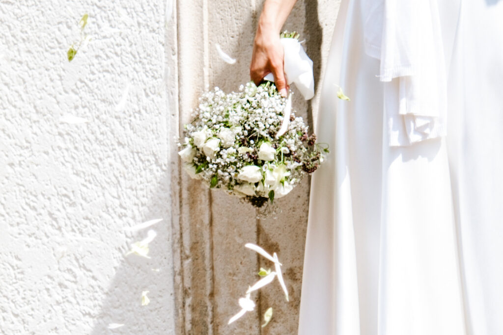 Detailaufnahme der Hochzeitsblumen mit liebevollen floralen Arrangements
Hochzeitsdekoration mit Blumen, fotografiert mit Fokus auf die Details
Nahaufnahme der Brautblumen mit feinen Details und natürlichen Farben
Blumenarrangement der Hochzeit im Detail fotografiert
Detailfoto der Hochzeitsblumen mit romantischer Atmosphäre
Florale Hochzeitsdeko als stilvolle Detailaufnahme
Hochzeitsblumen mit Fokus auf natürliche Schönheit und Struktur
Liebevoll arrangierte Blumen der Hochzeit in einer Detailaufnahme
Makroaufnahme der Brautblumen mit zarten Farben und Texturen
Hochzeitsdetails: Blumenarrangement mit Fokus auf Eleganz und Natürlichkeit