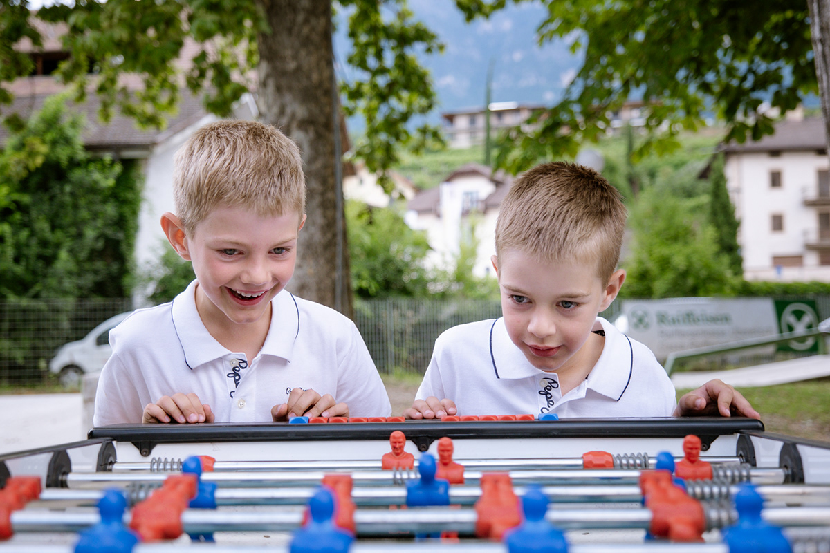 Hochzeitsgäste und Kinder spielen gemeinsam Tischfußball