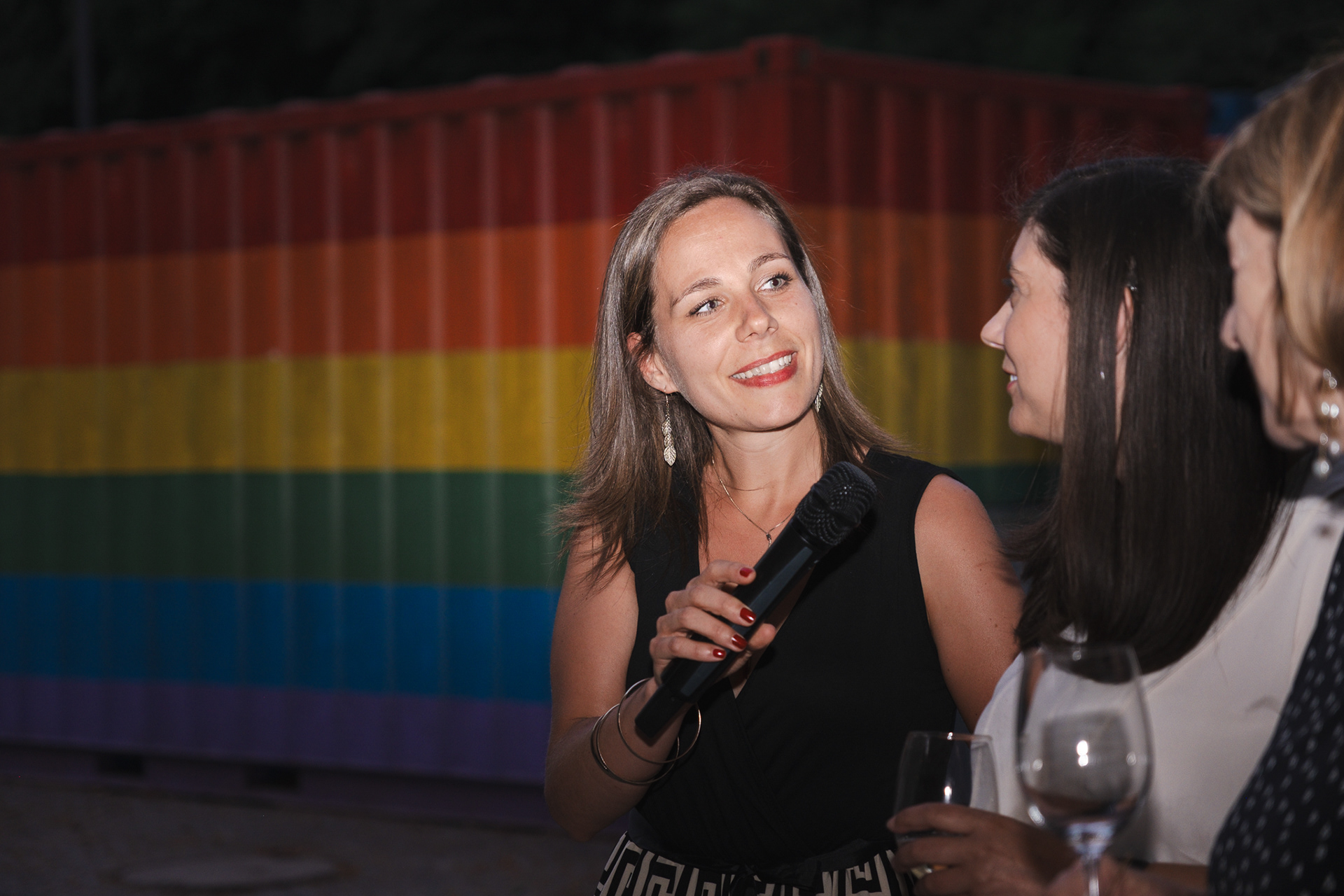 Hochzeitsspiel mit Interview der Schwester des Bräutigams, bei dem Gäste Fragen stellen und gemeinsam lachen
