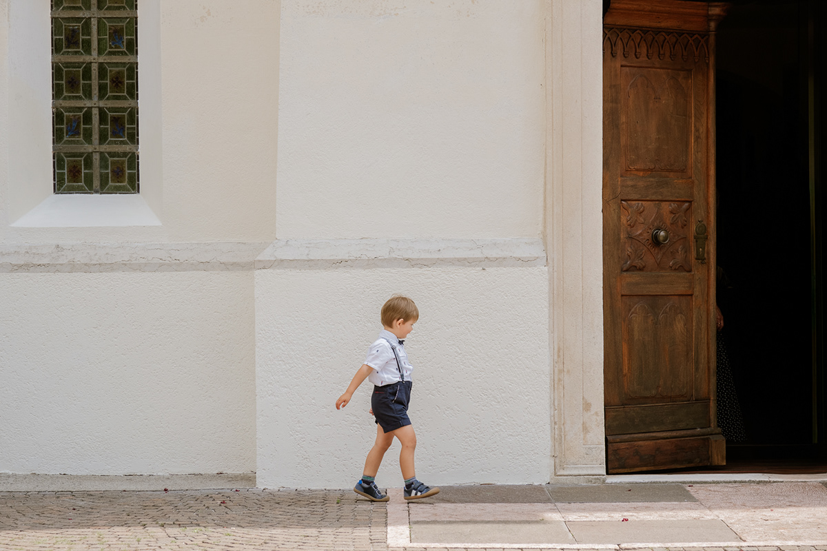 Gäste warten vor der Kirche auf die Hochzeitszeremonie in Wien Hochzeitsgäste versammeln sich vor der Kirche vor Beginn der Trauung Familie und Freunde warten vor der Kirche auf das Brautpaar Hochzeitsgesellschaft vor der Kirche kurz vor der Trauung Gäste vor der Kirche während einer Hochzeit in Wien Erwartungsvolle Hochzeitsgäste vor dem Eingang der Kirche Hochzeitsgäste begrüßen sich vor der kirchlichen Trauung Stimmungsvoller Moment vor der Kirche am Hochzeitstag Hochzeitsgesellschaft wartet vor der Kirche auf die Ankunft der Braut Gäste vor der Kirche bei einer Hochzeit in Österreich