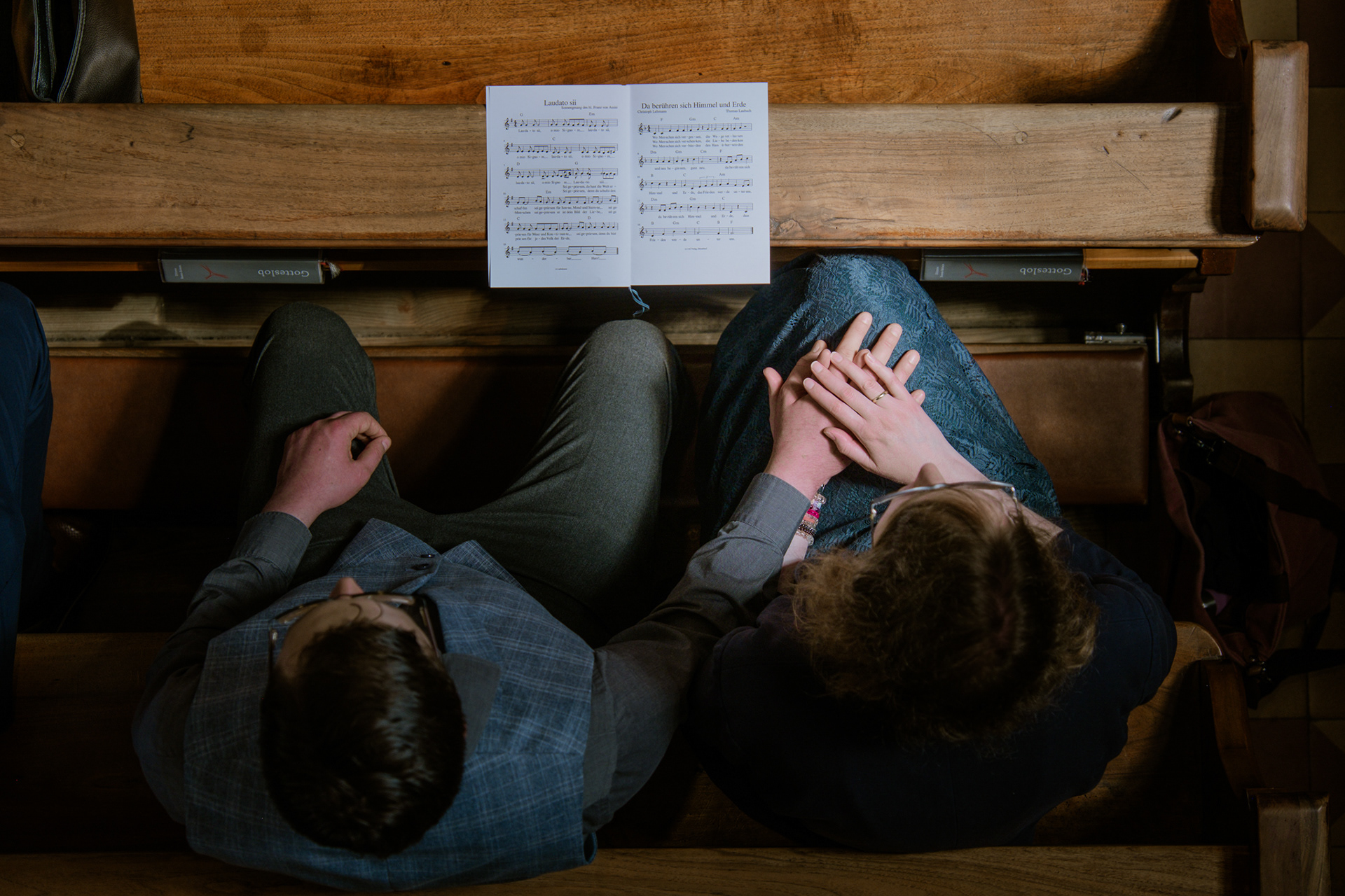 Familie und Freunde verfolgen die Trauung in stiller Emotion