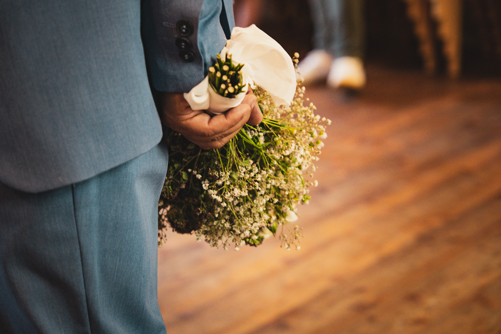 Detailaufnahme der Hochzeitsblumen mit liebevoll arrangiertem floralen Design und natürlicher Eleganz