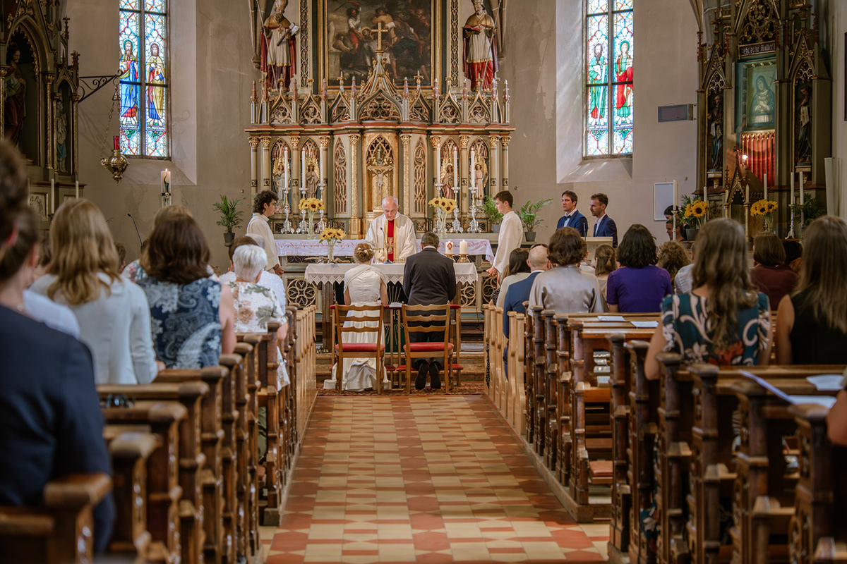 Gäste in der Kirche während eines emotionalen Moments der Hochzeit