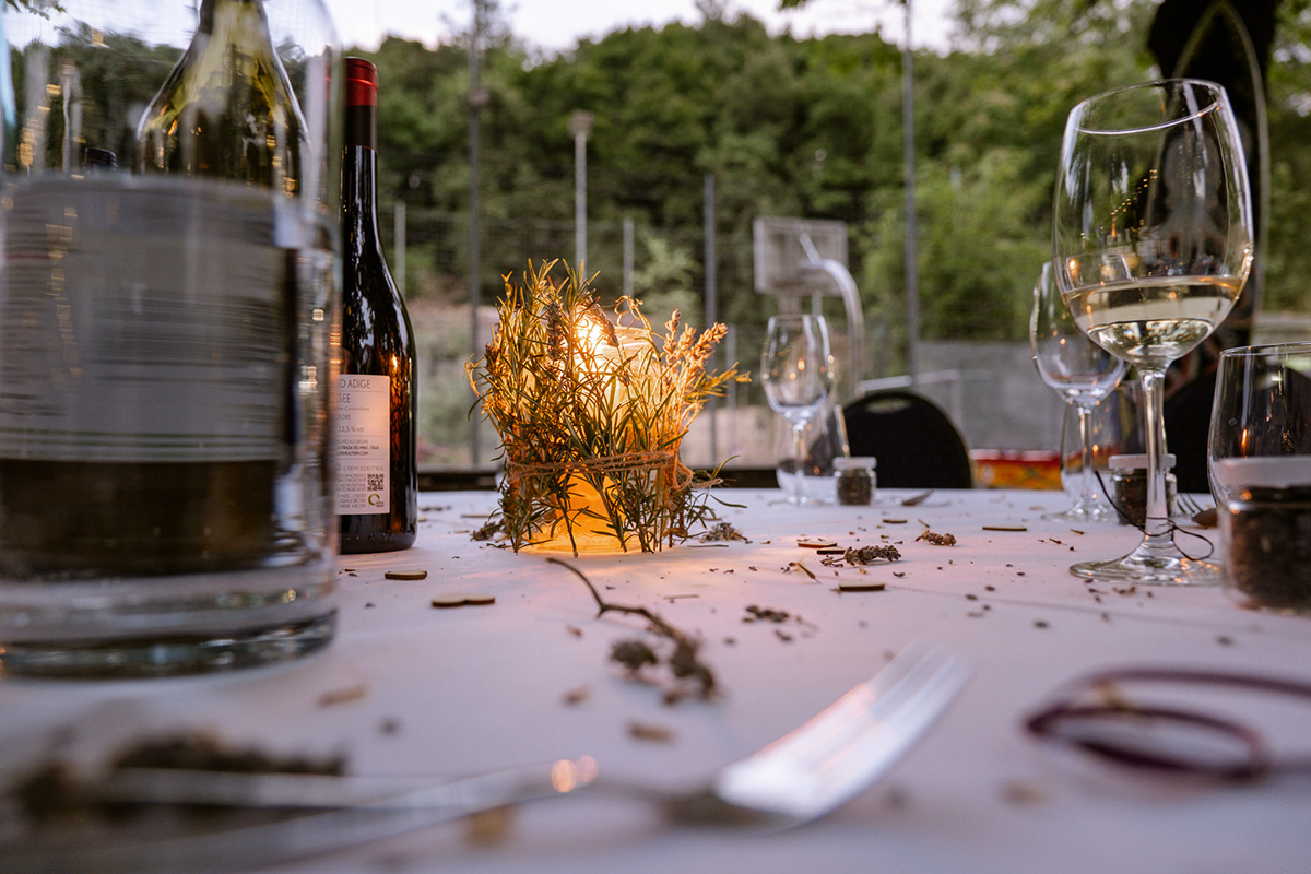 Nahaufnahme eines dekorierten Hochzeitstisches mit floralen Elementen