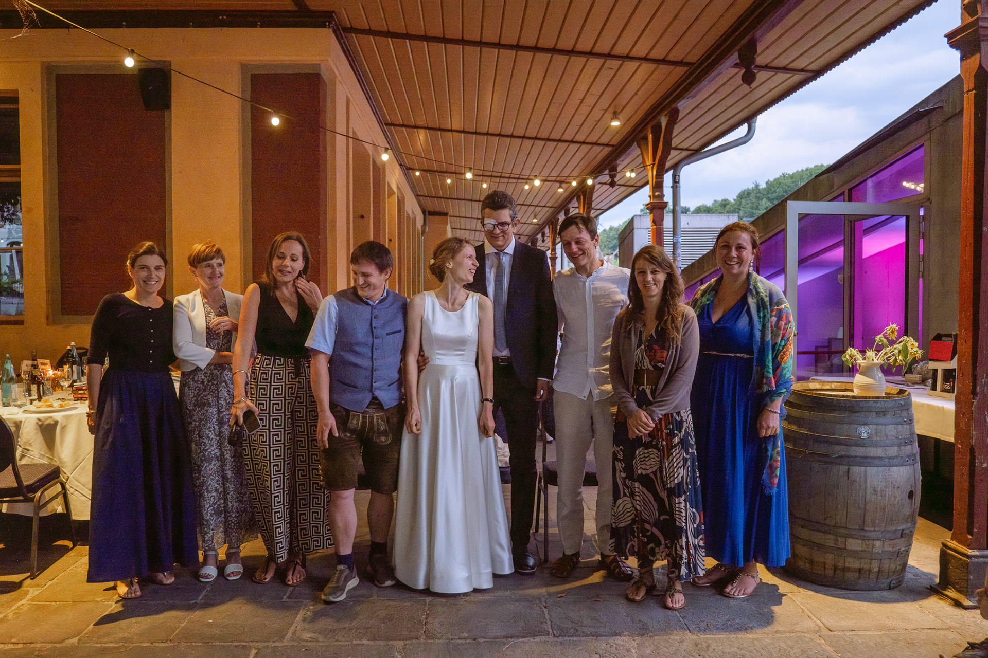 Emotionale Hochzeitsgruppe bei einem besonderen gemeinsamen Foto