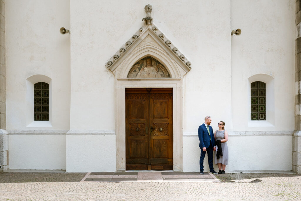 Gäste warten vor der Kirche auf die Hochzeitszeremonie in Wien
Hochzeitsgäste versammeln sich vor der Kirche vor Beginn der Trauung
Familie und Freunde warten vor der Kirche auf das Brautpaar
Hochzeitsgesellschaft vor der Kirche kurz vor der Trauung
Gäste vor der Kirche während einer Hochzeit in Wien
Erwartungsvolle Hochzeitsgäste vor dem Eingang der Kirche
Hochzeitsgäste begrüßen sich vor der kirchlichen Trauung
Stimmungsvoller Moment vor der Kirche am Hochzeitstag
Hochzeitsgesellschaft wartet vor der Kirche auf die Ankunft der Braut
Gäste vor der Kirche bei einer Hochzeit in Österreich