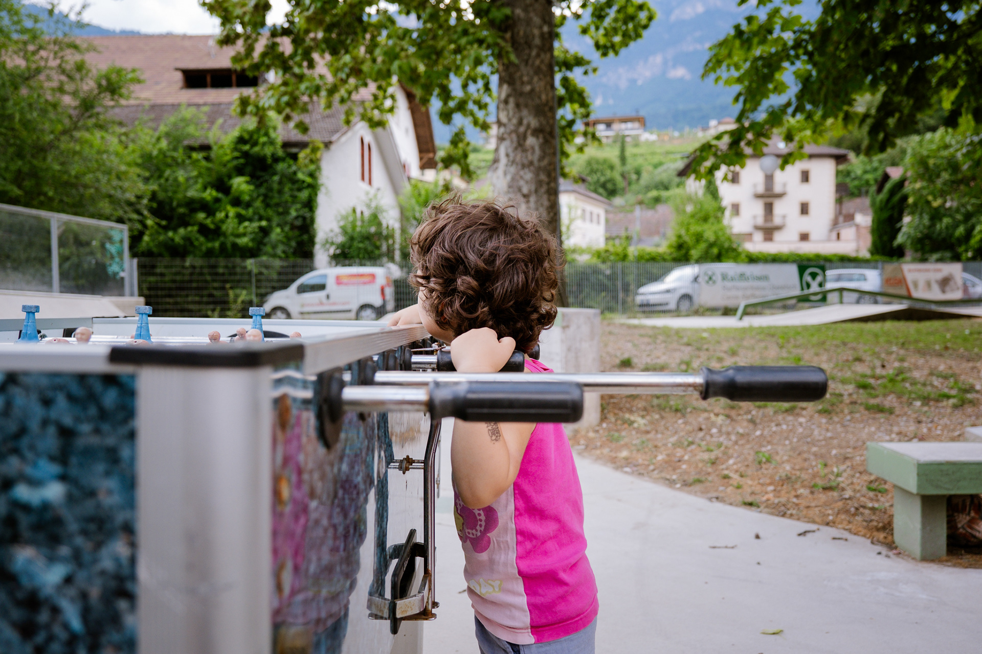 Kinder spielen Tischfußball während der Hochzeitsfeier