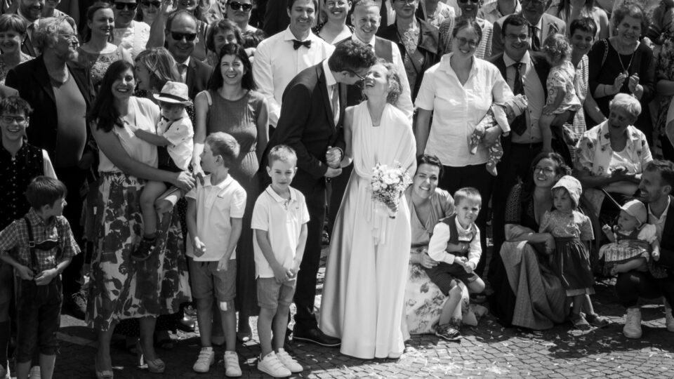 Hochzeitsgäste und das Brautpaar